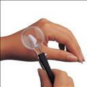 Pince avec loupe intégrée